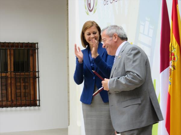 Entrega Medalla Iniciativa Social 2015 al Presidente de UDP 
