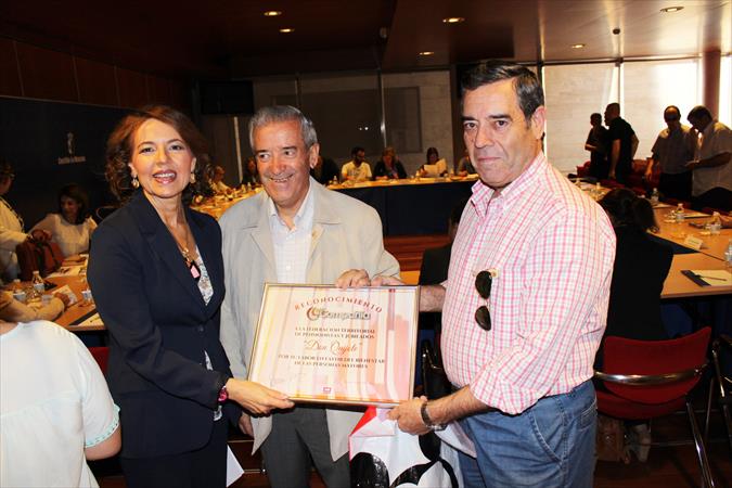 Entrega por la Consejera de Bienestar Social  
